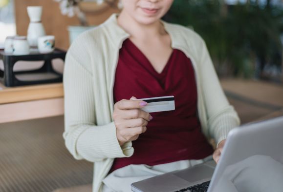 Kobieta dokonująca zakupów w sklepie internetowym