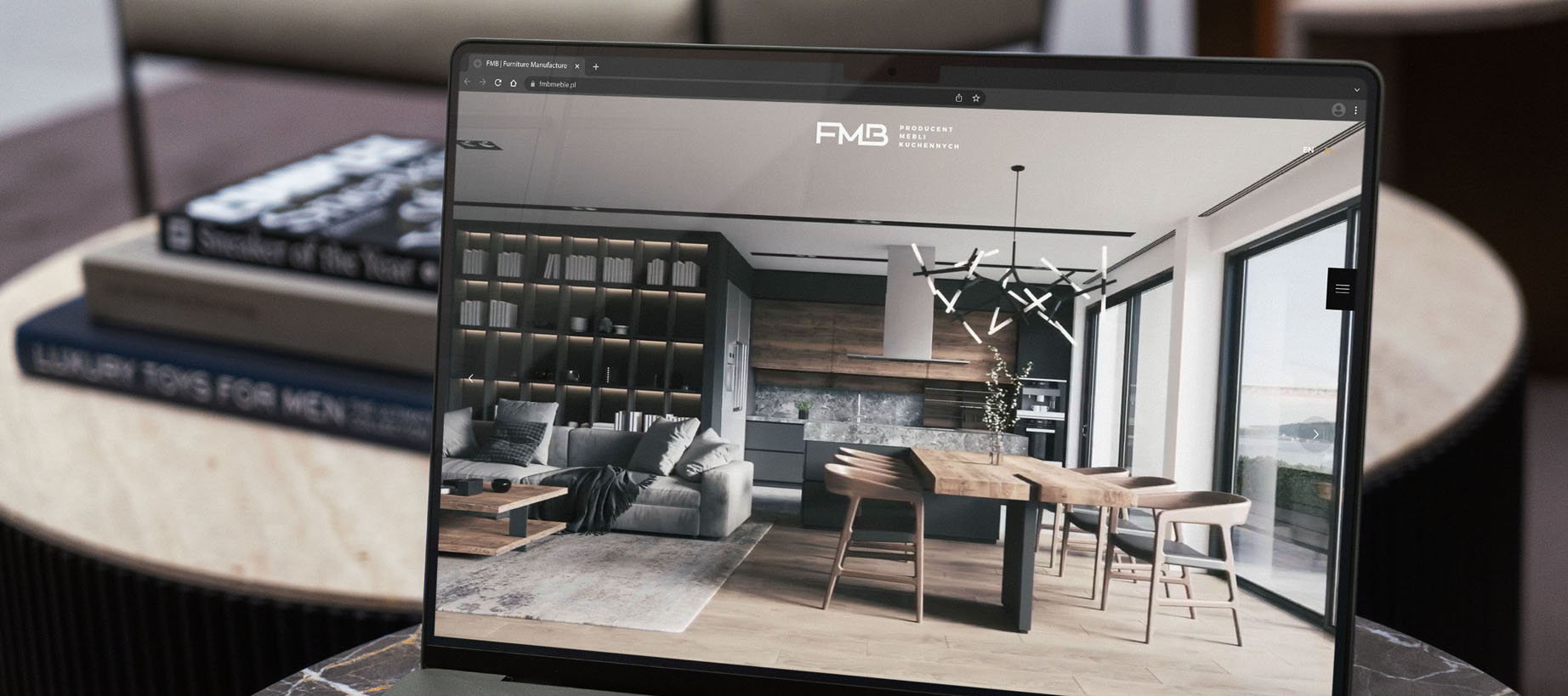 Otwarty laptop wyświetlający stronę główną marki FMB