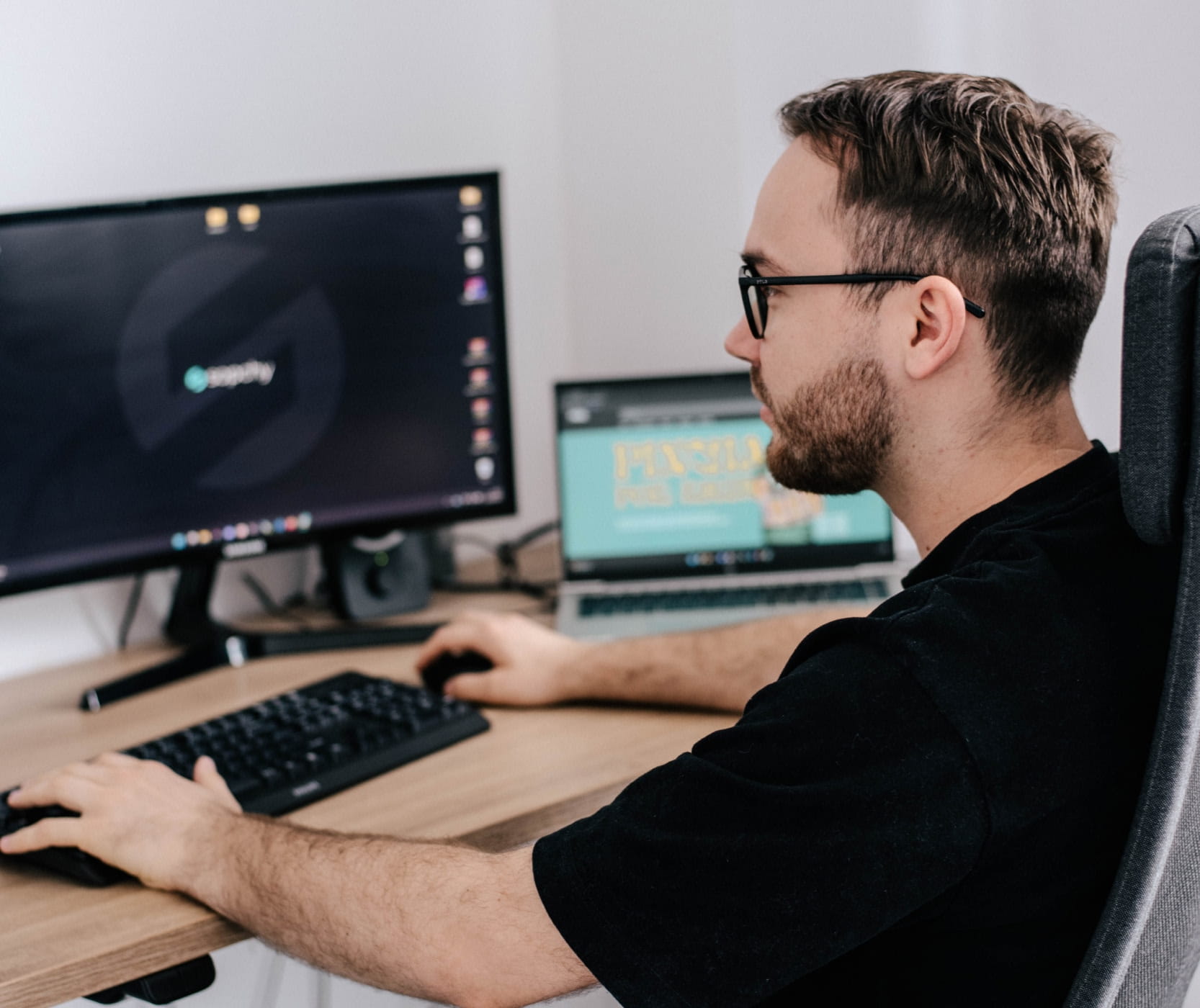 Zespół Sopchy pracującym nad aplikacją webową e-commerce