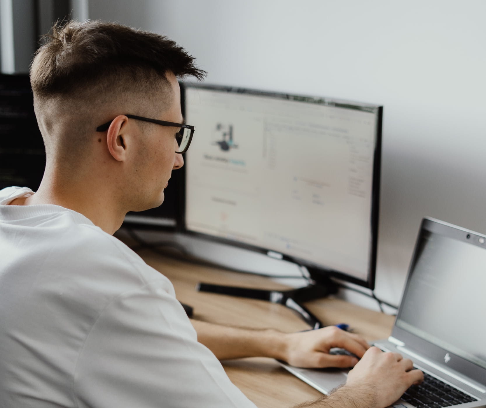 Programista Sopchy pracujący nad tworzeniem stroną internetową
