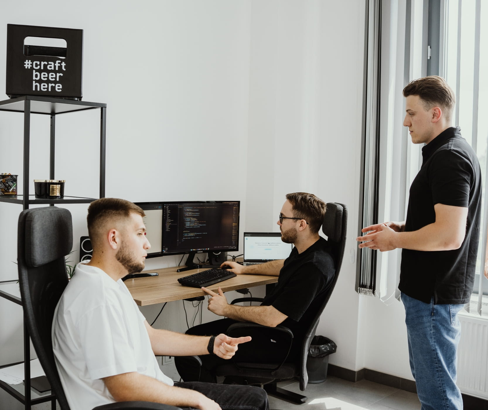 Zespół Sopchy Software House pracujący nad wsparciem technicznym sklepu